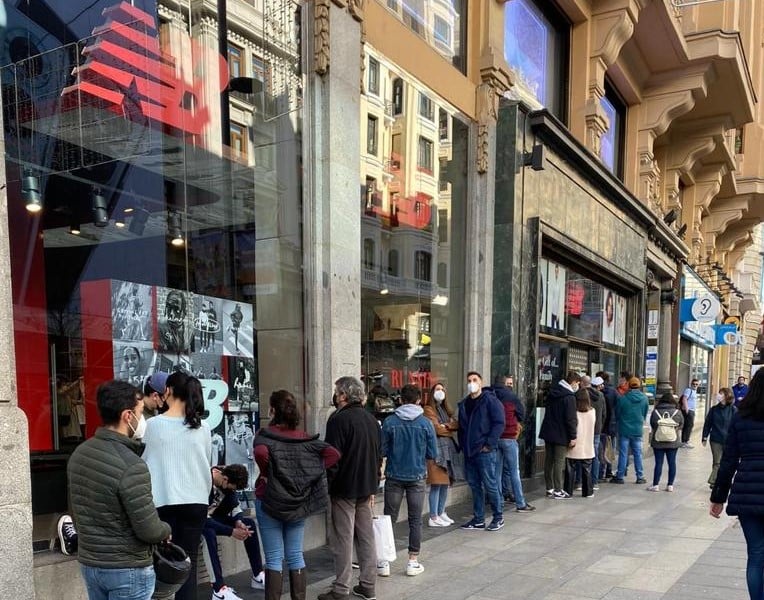 Colas en la tienda de New Balance en Gran Vía, en Madrid