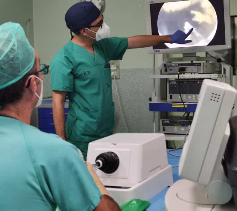 Los urólogos españoles se forman en una técnica poco invasiva para tratar la patología que más afecta a los hombres