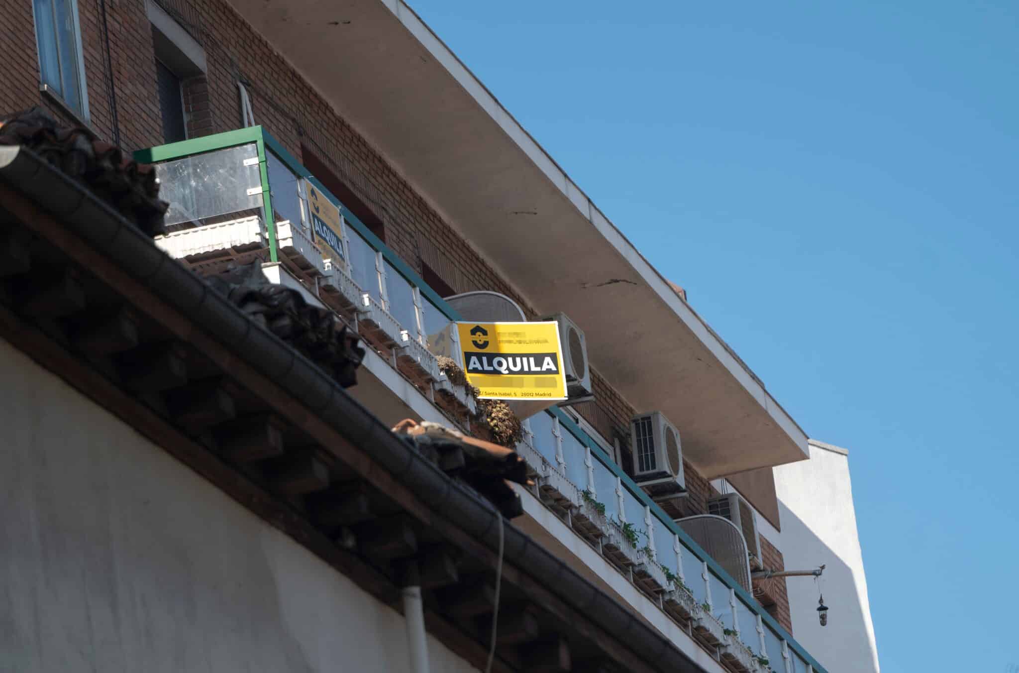 Cartel de alquiler en un edificio de Madrid.