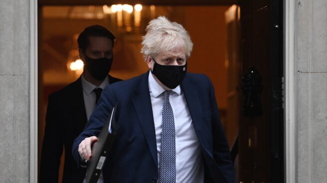 Boris Johnson, primer ministro británico, sale de Downing Street