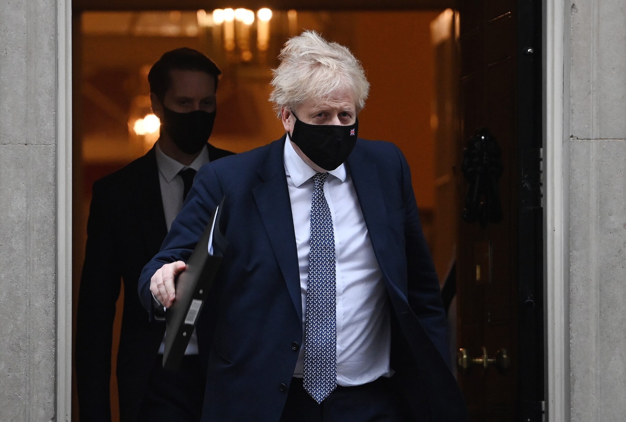 Boris Johnson, primer ministro británico, sale de Downing Street