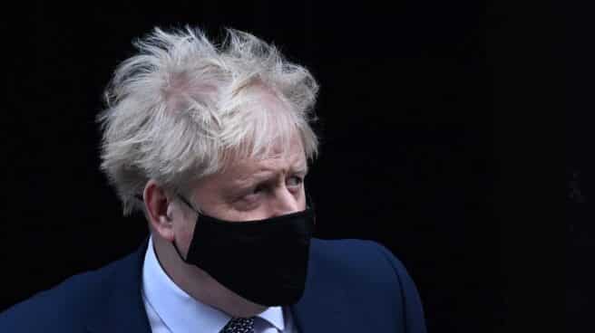 Reino Unido anuncia el fin de la mascarilla obligatoria y de las cuarentenas Boris Johnson, primer ministro británico, a las puertas del 10 de Downing Street