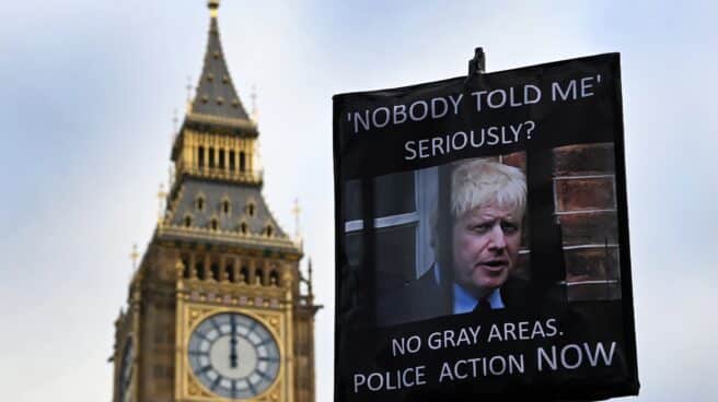 Una pancarta con la cara de Boris Johnson en una protesta por el Partygate