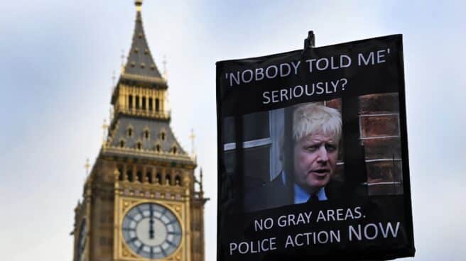 La sombra de Thatcher se cierne sobre Boris Johnson Una pancarta con la cara de Boris Johnson en una protesta por el Partygate