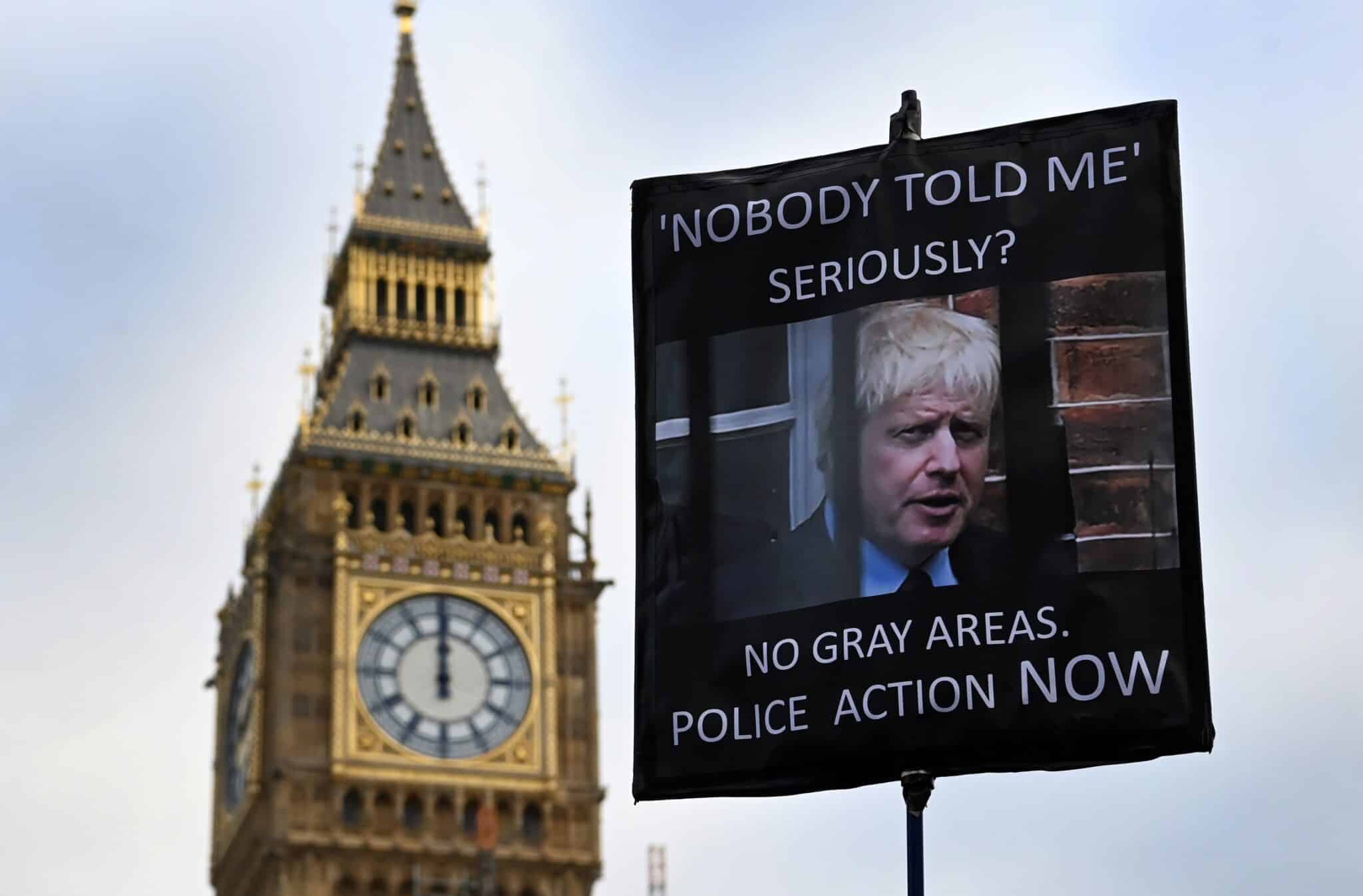 Una pancarta con la cara de Boris Johnson en una protesta por el Partygate