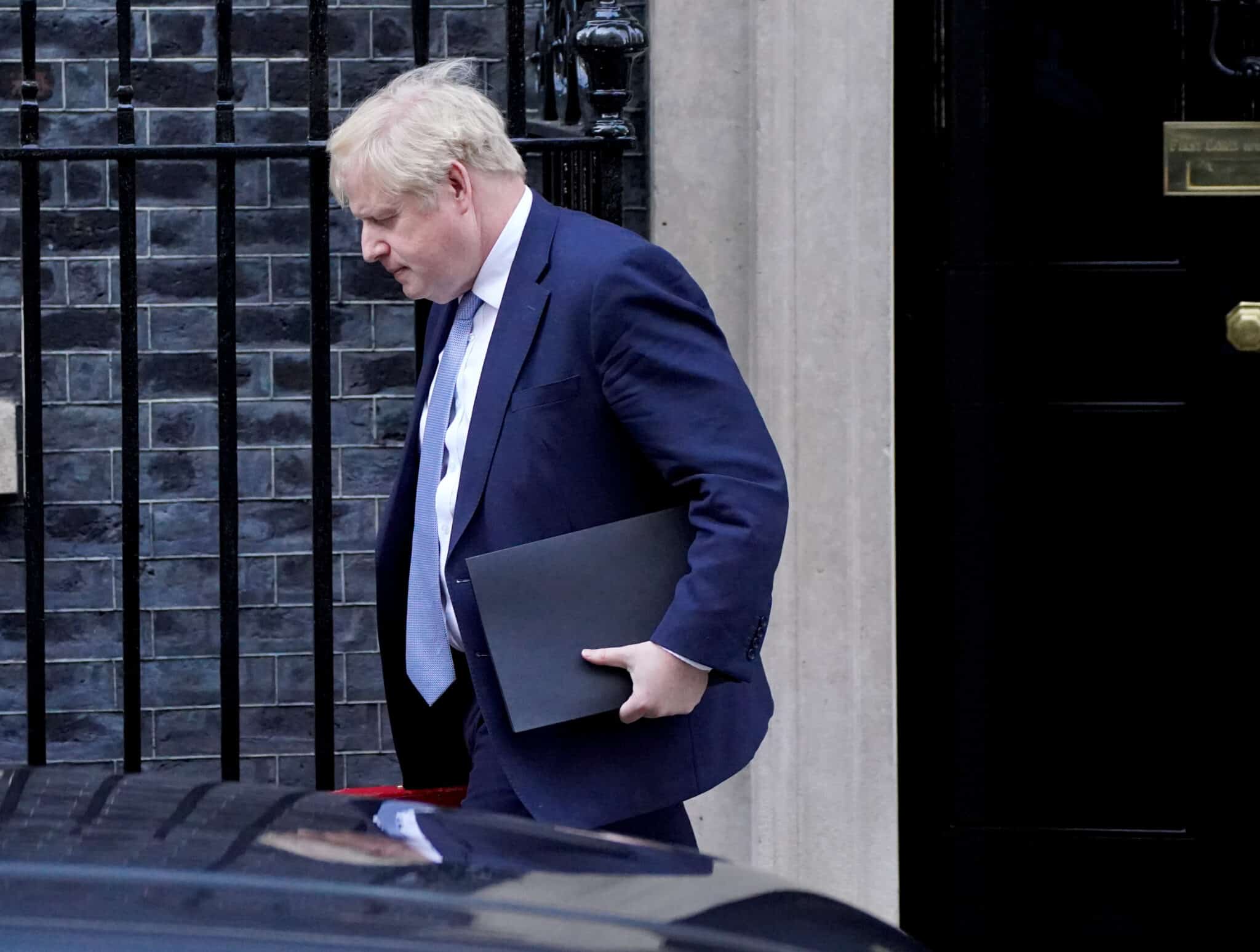 Boris Johnson, primer ministro del Reino Unido, sale del 10 de Downing Street
