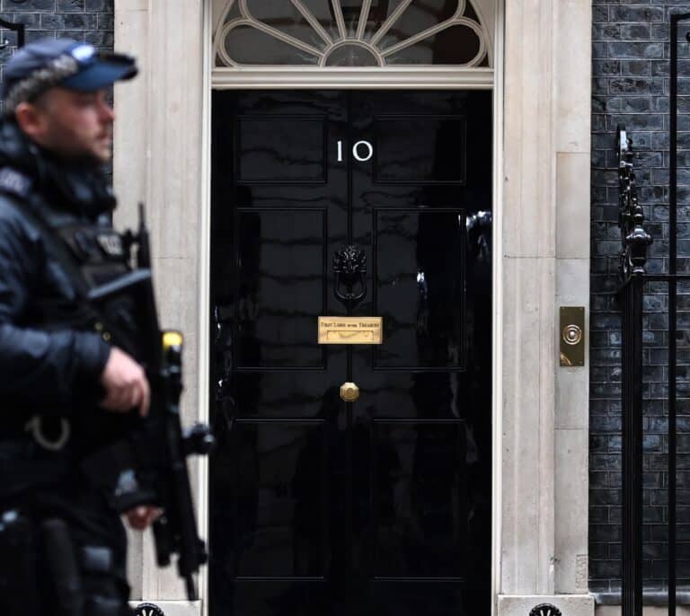 El peligroso fuego amigo de los 'tories': Boris Johnson en riesgo