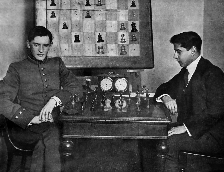 Capablanca, a la derecha, en una partida contra Alekhine en 1914.