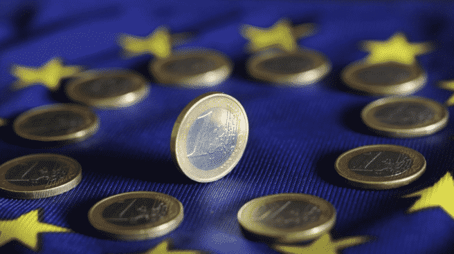 Moneda de Euro en una bandera de Europa
