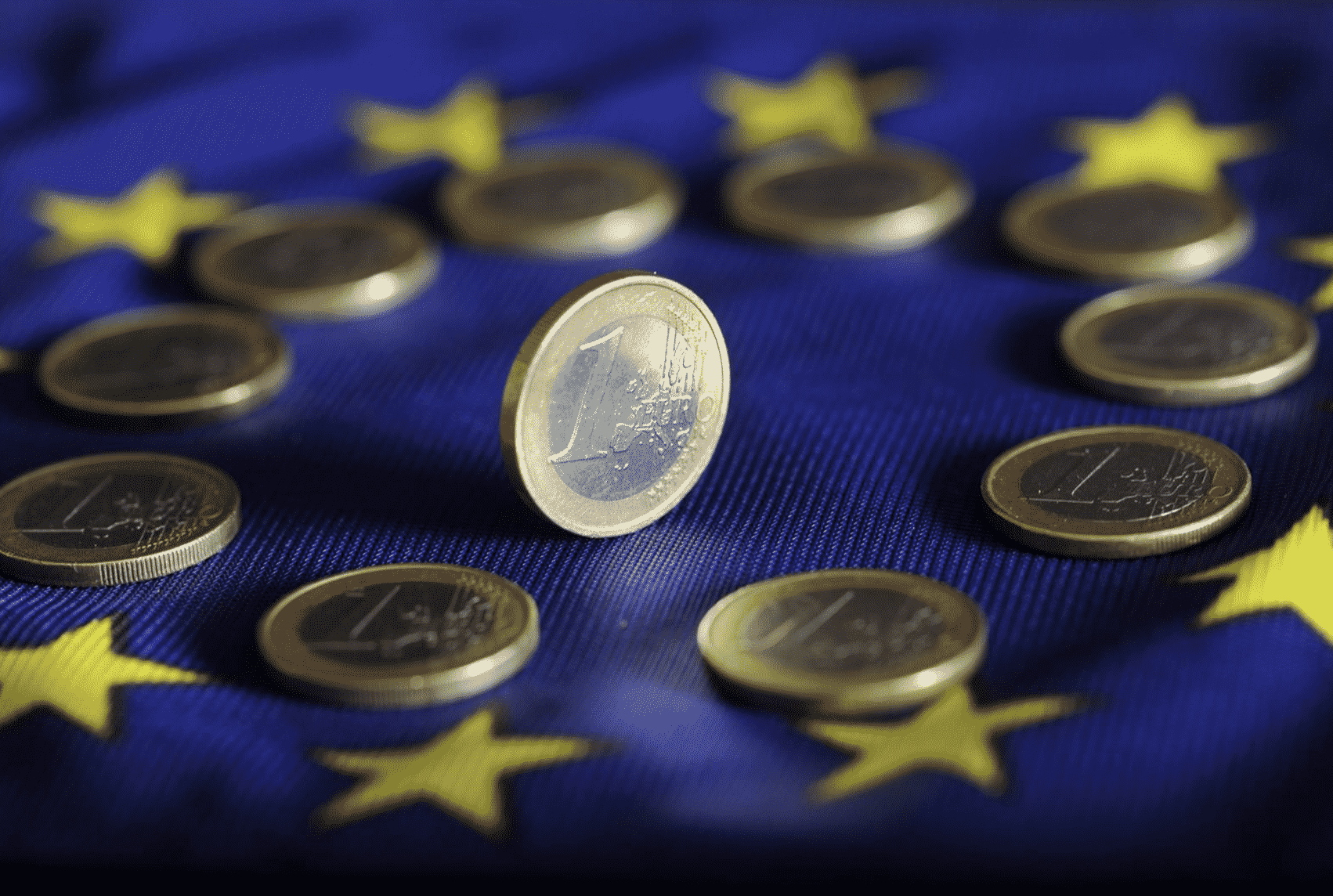 Moneda de Euro en una bandera de Europa