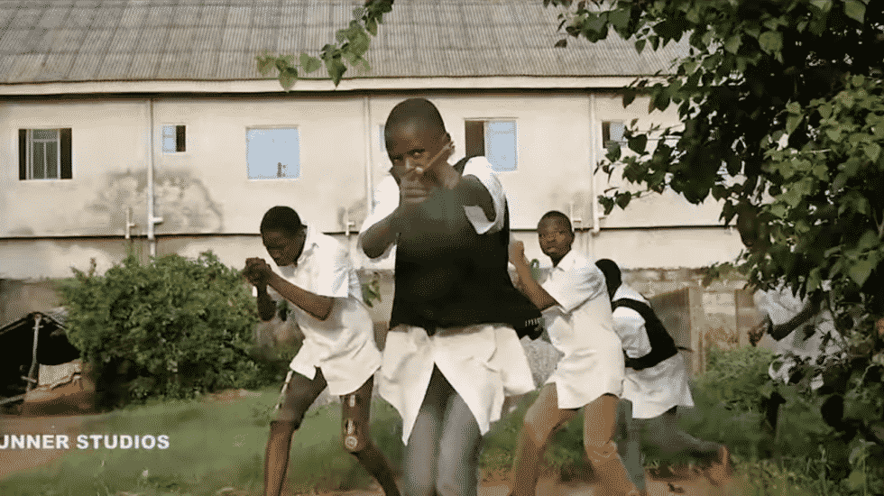 Los niños nigerianos que forman parte de Runner Studios recreando una escena de 'La Casa de Papel'