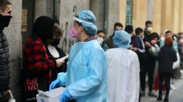 El covid provoca más de 10.000 bajas laborales al día en España