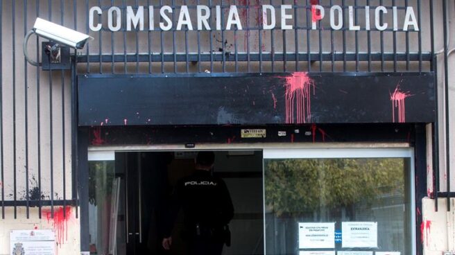 Arran lanzó pintura contra la comisaría de Policía de Tarrasa (Barcelona) en 2018 y lo reivindicó en sus redes sociales. EFE.