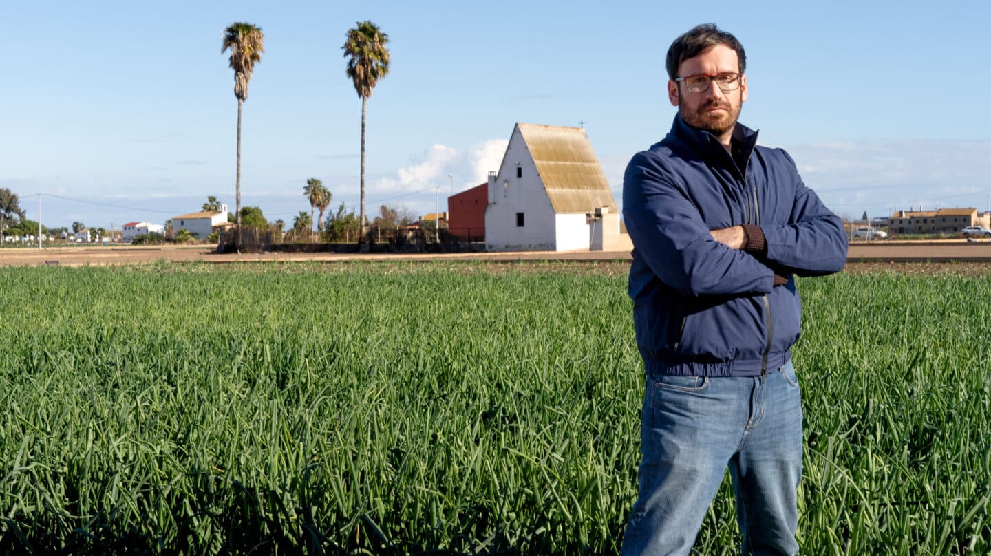 El escritor David Orange en la huerta valenciana.