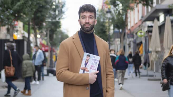 El médico David Callejo, autor de 'Lo primero, la vida. El día a día de un médico que aprendió a darlo todo'.