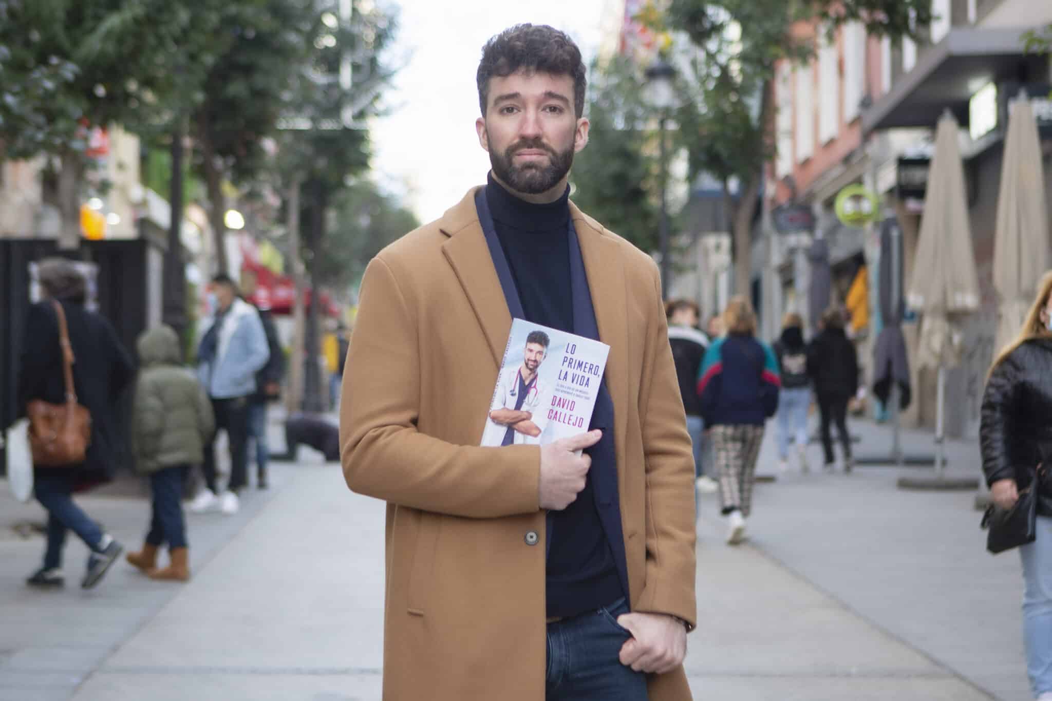 El médico David Callejo, autor de 'Lo primero, la vida. El día a día de un médico que aprendió a darlo todo'.