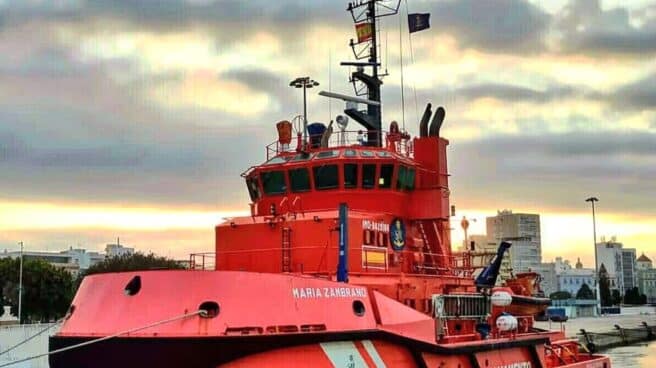 El buque 'María Zambrano' continuará durante la noche la búsqueda del hombre caído de un pesquero Buque 'María Zambrano'