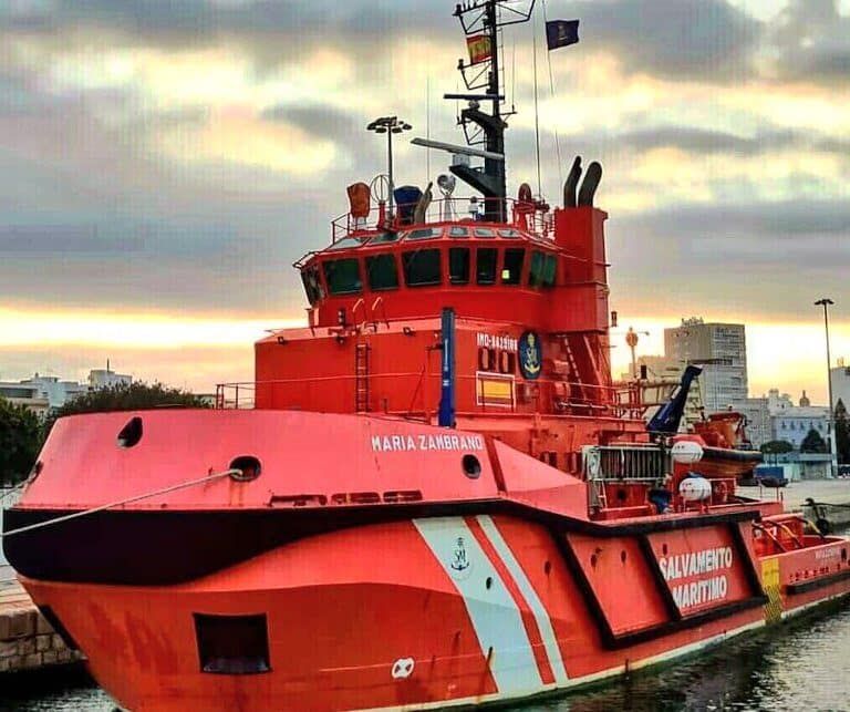 El buque 'María Zambrano' continuará durante la noche la búsqueda del hombre caído de un pesquero