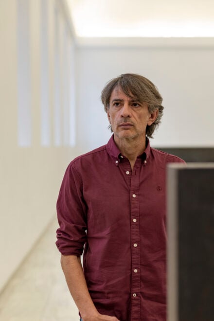 Juan Tallón en el Reina Sofía junto a la copia de la escultura de Richard Serra.