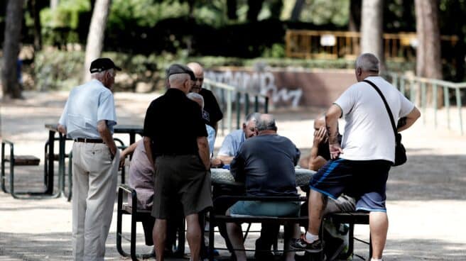 Los planes individuales de pensiones registran una rentabilidad anual del 1,3% hasta junio, según Inverco Varios pensionistas juegan al dominó en un parque de Madrid.