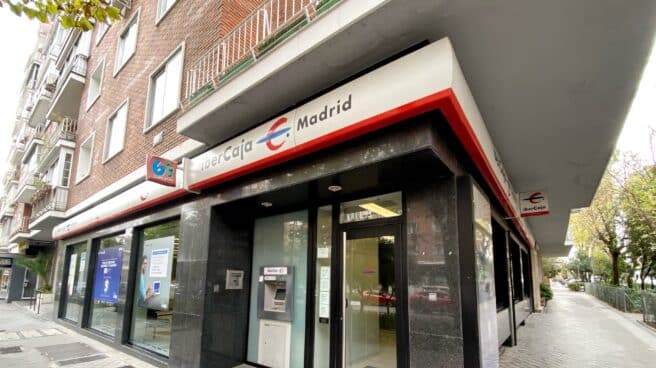 Imágenes de recurso de oficinas bancarias de Ibercaja y Bankinter en Madrid