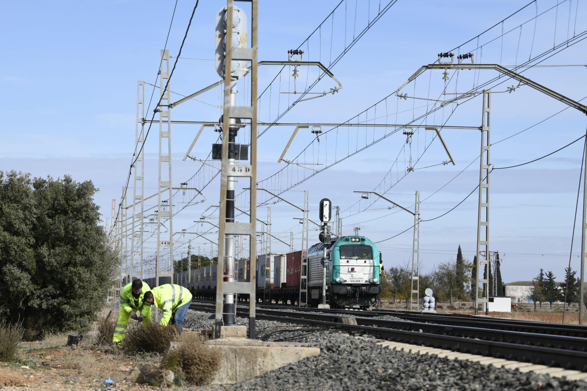 Operarios de Adif realizan trabajos en una vía.