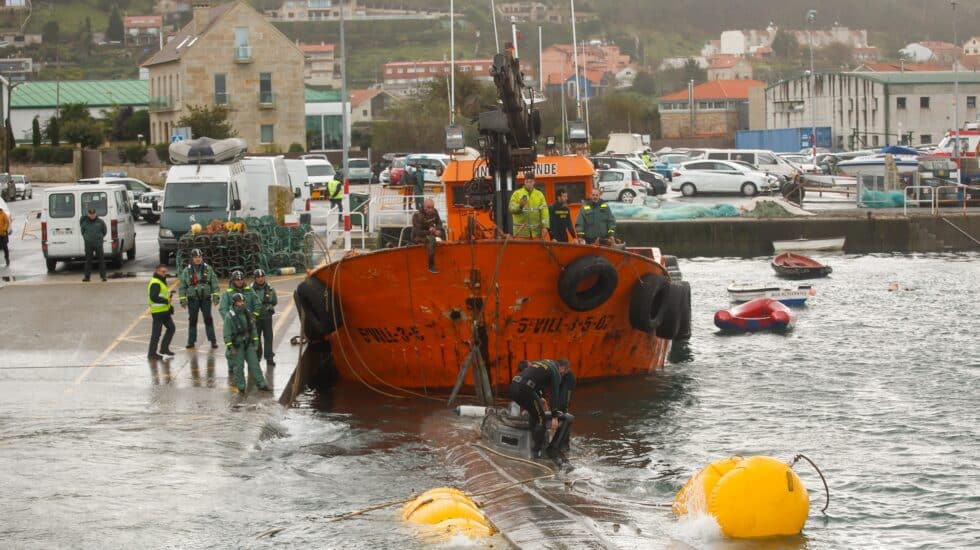 Llegada del remolcador 'Insuíña Rande' con el 'narcosubmarino' al puerto de Aldán