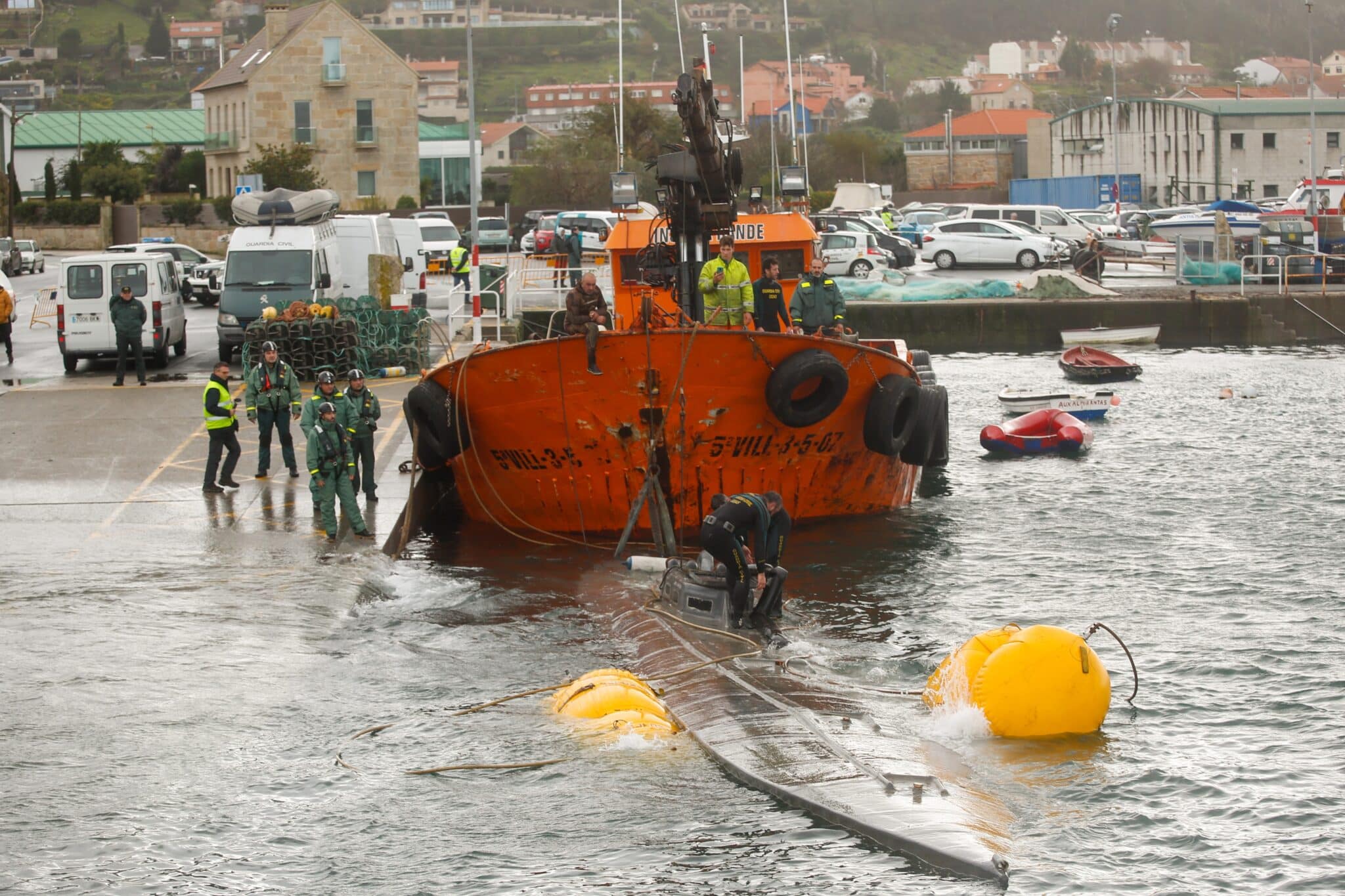 Llegada del remolcador 'Insuíña Rande' con el 'narcosubmarino' al puerto de Aldán