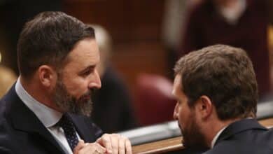 Abascal le está forzando el brazo a Pablo Casado