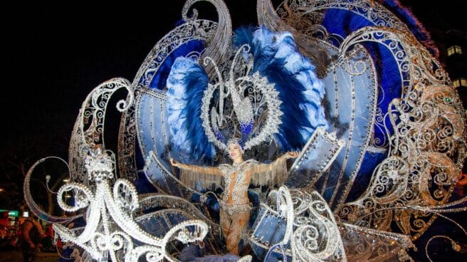 Sara Cruz Teja, la reina del Carnaval de Santa Cruz de Tenerife 2020, desfila en la cabalgata anunciadora del carnaval