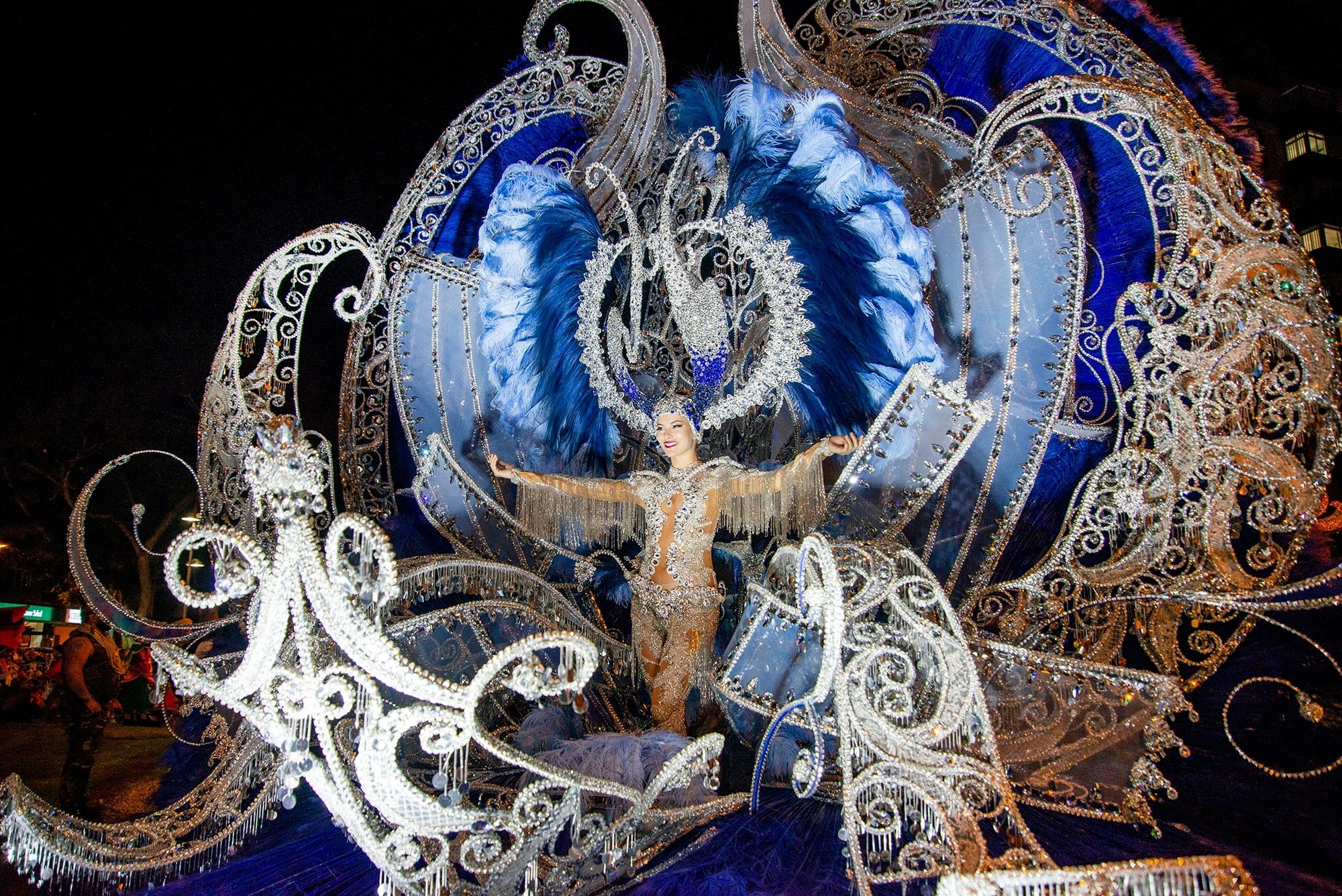 Sara Cruz Teja, la reina del Carnaval de Santa Cruz de Tenerife 2020, desfila en la cabalgata anunciadora del carnaval