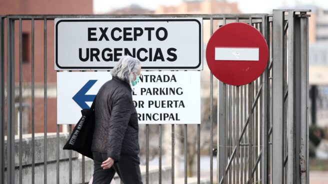Una mujer protegida con mascarilla frente a las urgencias del Hospital de Alcorcón.
