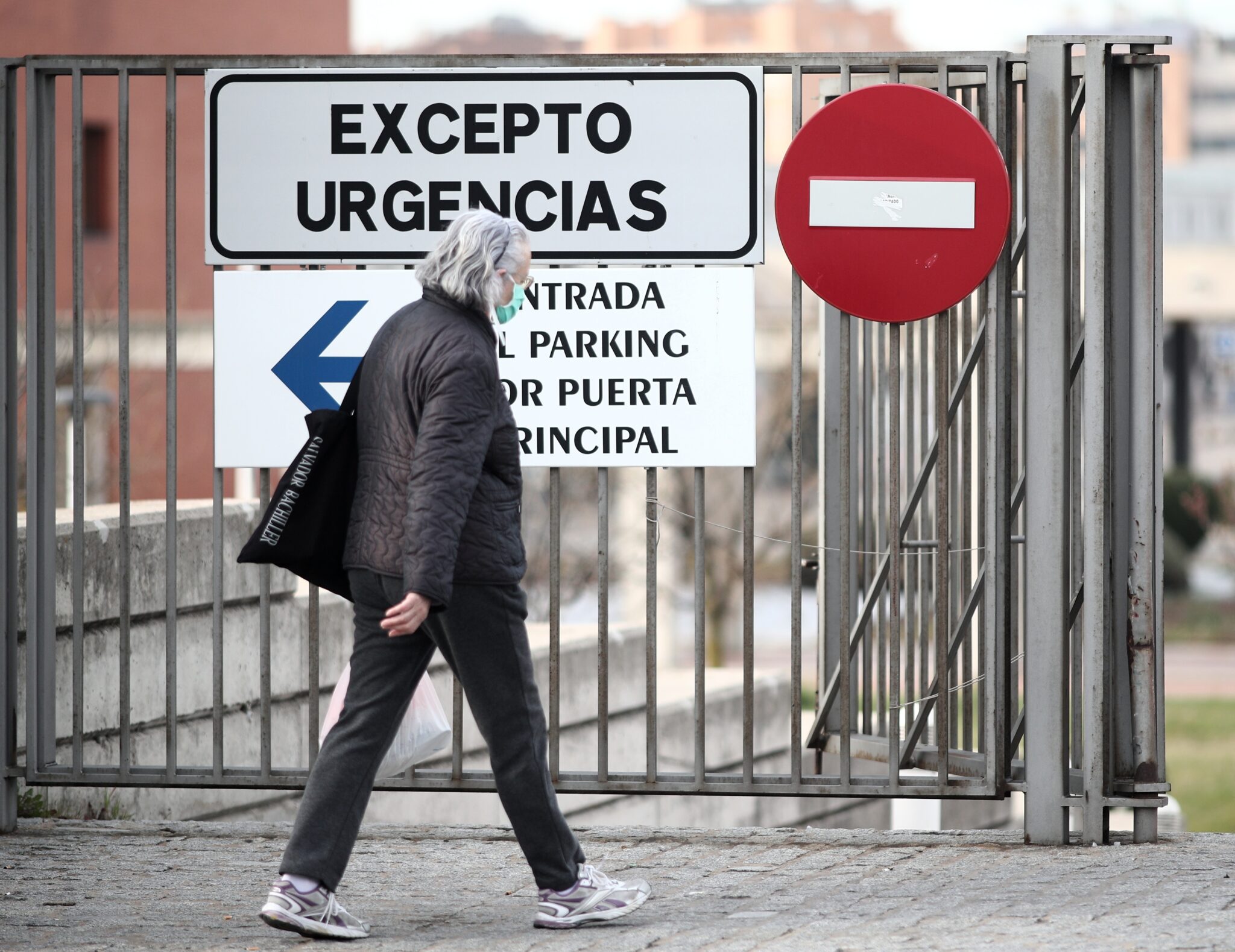 Una mujer protegida con mascarilla frente a las urgencias del Hospital de Alcorcón.