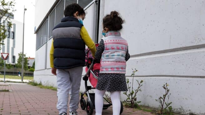 Segundo día de desconfinamiento de niños y preadolescentes Dos niños pasean por la calle durante el segundo día de desconfinamiento de niños y preadolescentes