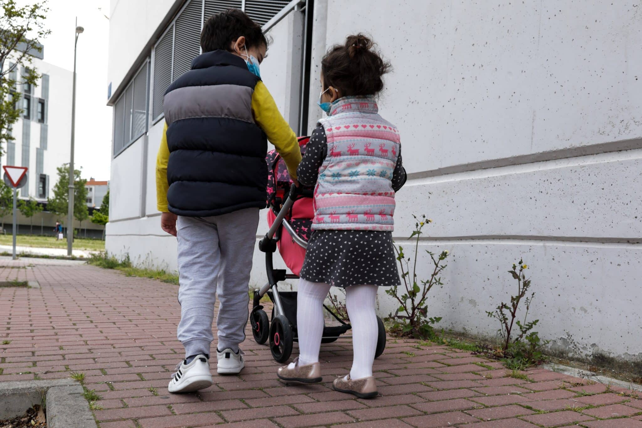 Dos niños pasean por la calle durante el segundo día de desconfinamiento de niños y preadolescentes