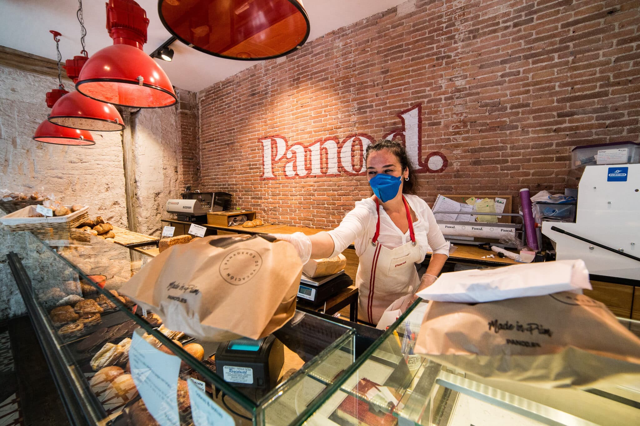 Una trabajadora de la panadería Panod atiende a un cliente.