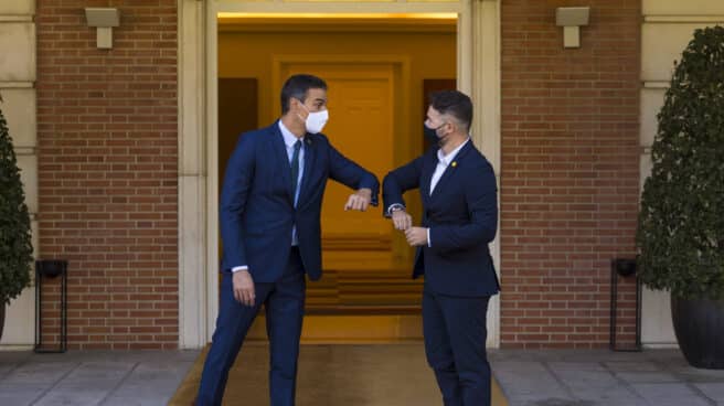 El presidente del Gobierno, Pedro Sánchez (i) y el portavoz de Esquerra Republicana (ERC) en el Congreso, Gabriel Rufián.