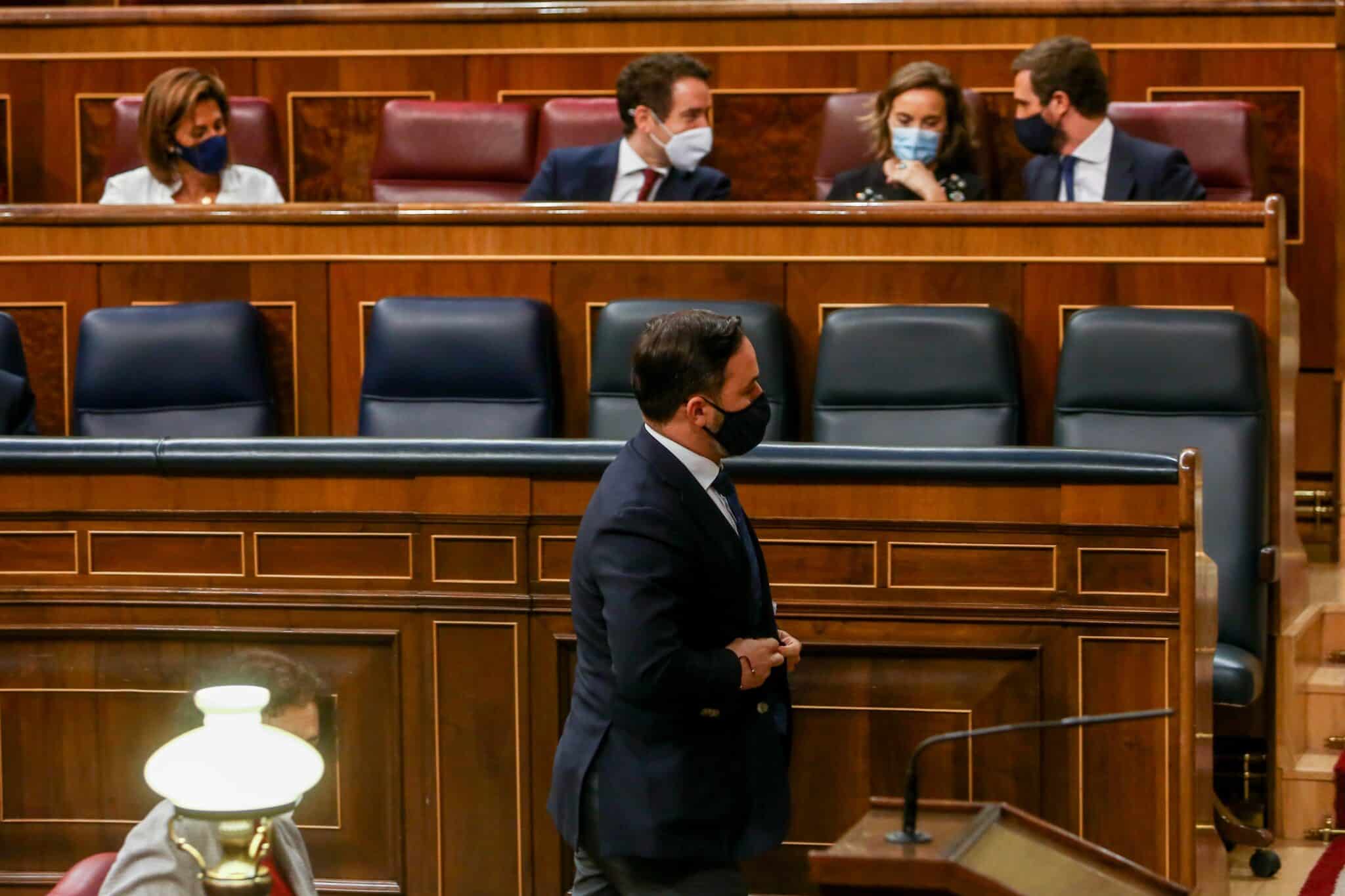 El líder de Vox, Santiago Abascal, se dirige a intervenir durante una sesión plenaria.