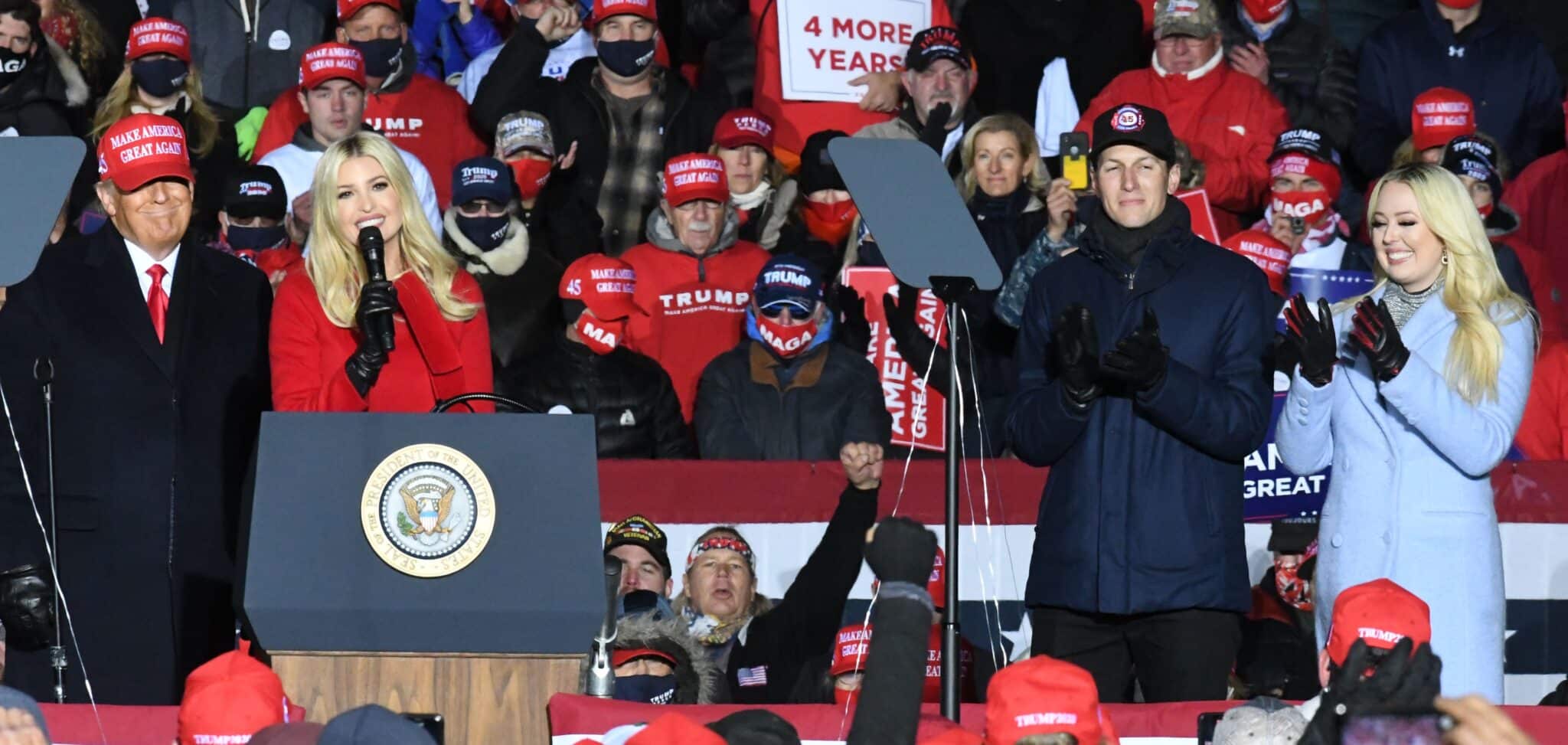 El presidente de los EE. UU., Donald Trump (izquierda), llamó a su yerno Jared Kushner (segunda a la derecha), a sus hijas Ivanka (segunda a la derecha) y Tiffany al escenario durante un mitin de campaña en el aeropuerto de Kenosha