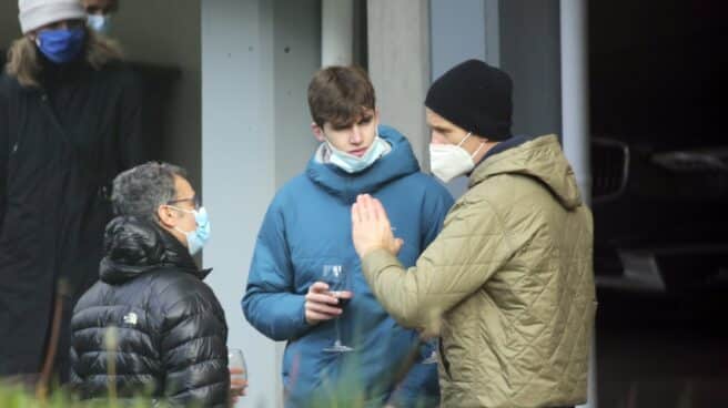 Iñaki Urdangarín, sus cuatro hijos y sus hermanos disfrutan de un vino y un aperitivo en la calle para celebrar la Navidad.