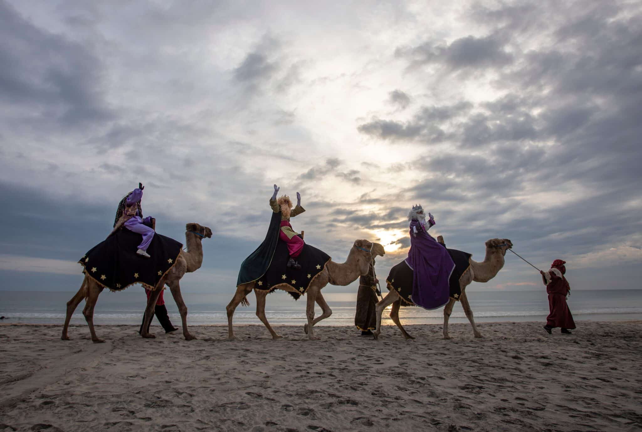 Los Reyes Magos de Oriente llegan a la playa de Matalascañas en camellos. En Almonte (Huelva, Andalucía, España)