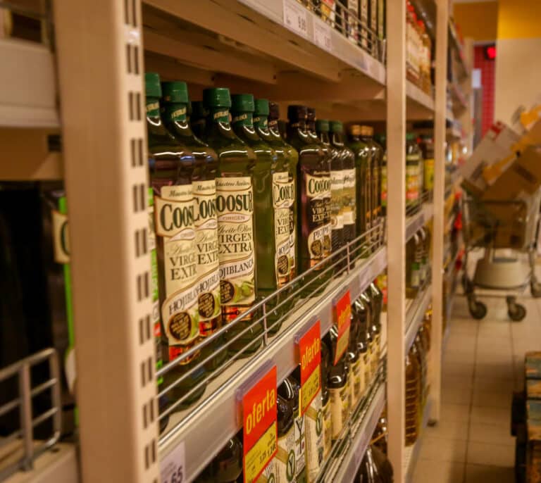 ¿Por qué un mismo aceite de oliva puede costar un 50% más en España que en Portugal?