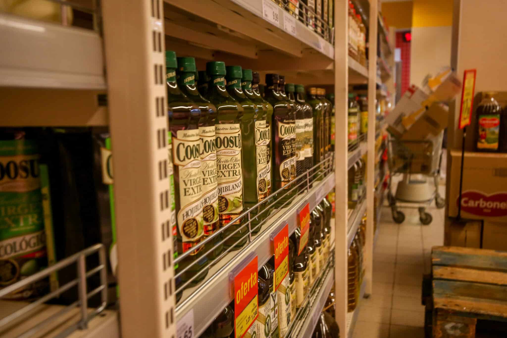 Sección del aceite de oliva en un supermercado de Madrid (España)