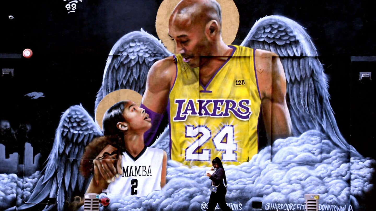 Mural del jugador de baloncesto Kobe Bryant y su hija Gigi al lado del Hardcore Fitness Bootcamp en el aniversario de su muerte