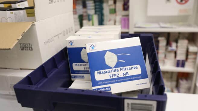 Cajas de mascarillas FFP2 en una farmacia.