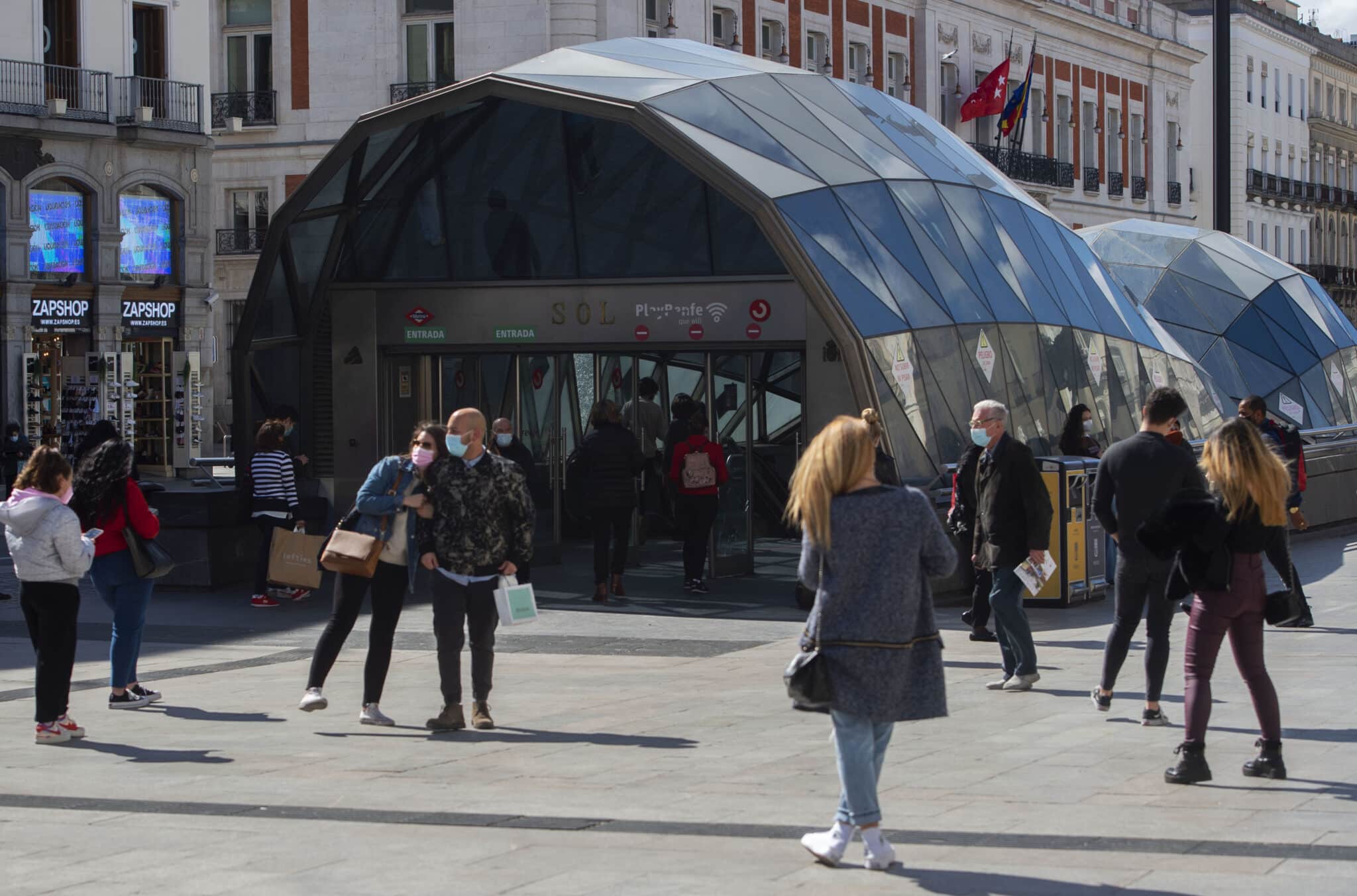 Transeúntes caminan cerca de la estación de metro de Sol, en la Puerta del Sol, Madrid