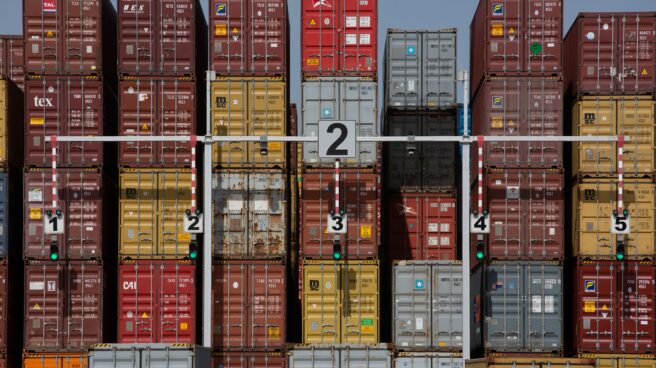 Los puertos españoles recibirán 65.000 contenedores bloqueados por el accidente del “Even Given” Contenedores de mercancías en el muelle de descarga del Puerto de Barcelona, en Cataluña (España) en abril de 2021.