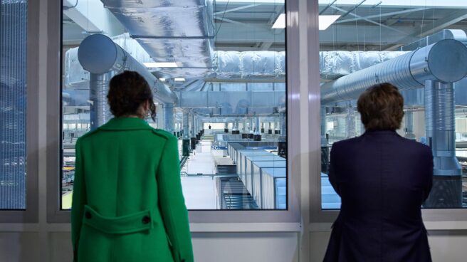 El segundo estado de alarma en fotos La presidenta de la Comunidad de Madrid, Isabel Díaz Ayuso, y el alcalde de Madrid, José Luis Martínez Almeida, miran tras una ventana hacia el interior del del Hospital Isabel Zendal