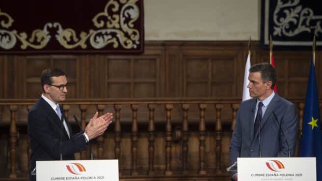 El presidente del Gobierno, Pedro Sánchez, y el primer ministro de la República de Polonia, Mateusz Morawiecki.