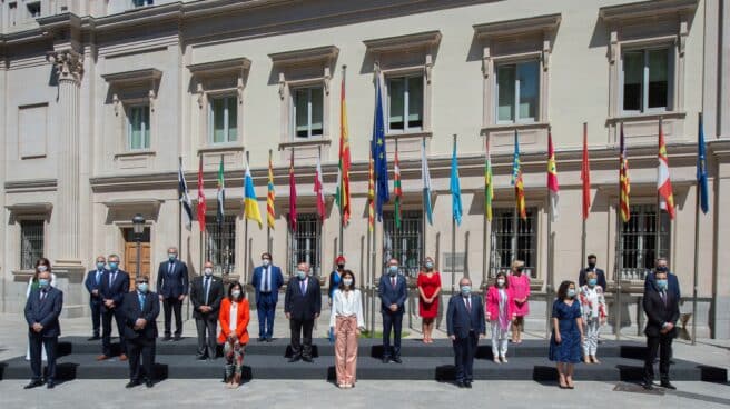 sanidad-reconoce-caducado-871.041-dosis-vacuna-covid Los ministros de Sanidad, Justicia y Cultura, con los consejeros autonómicos de Salud en una reunión en junio de 2021.
